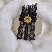 گیفت مهر ویژه ی محرم همراه با گیپور مشکی و پلاک ائمه مناسب برای مراسم های شما