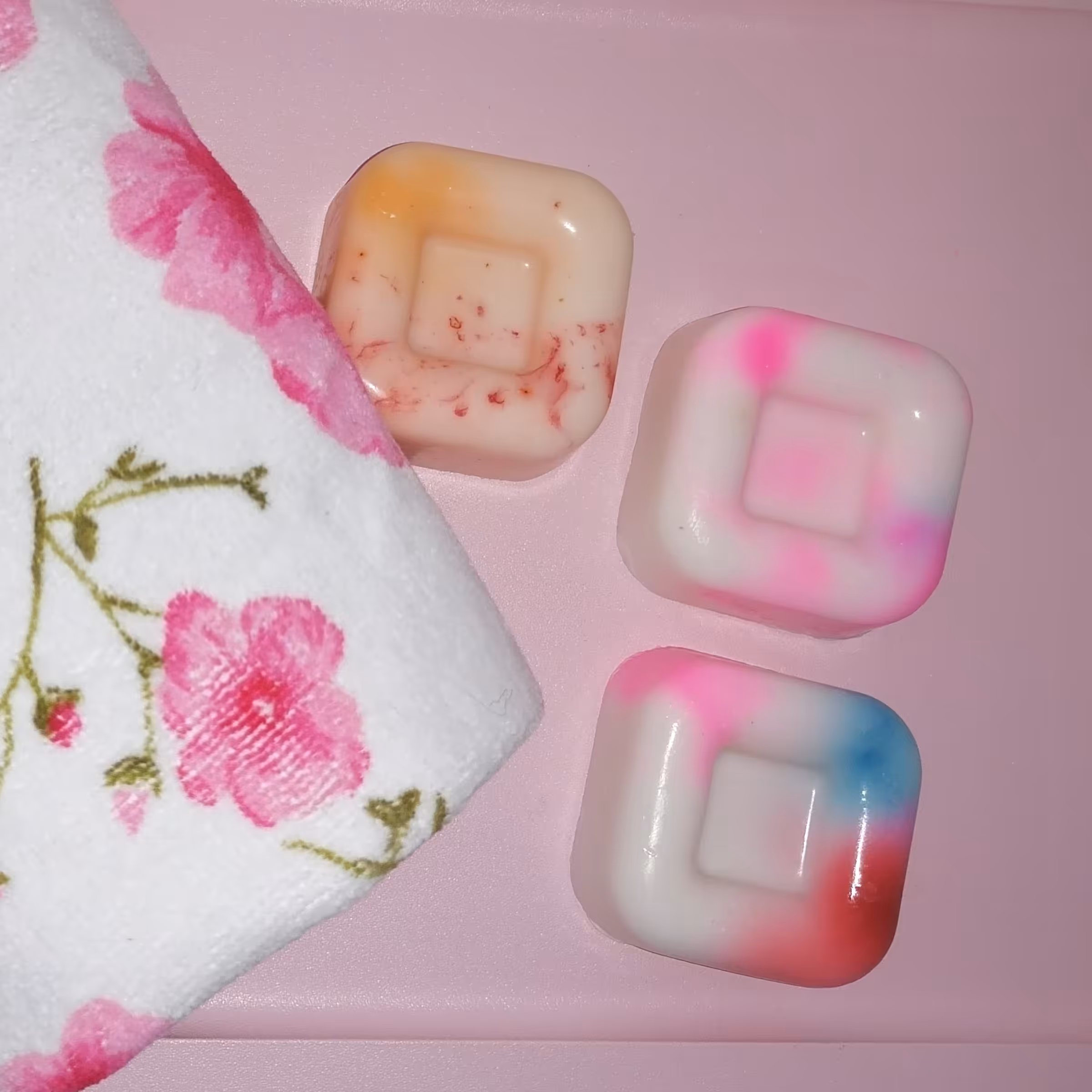 صابون دستساز سفید آب روی 