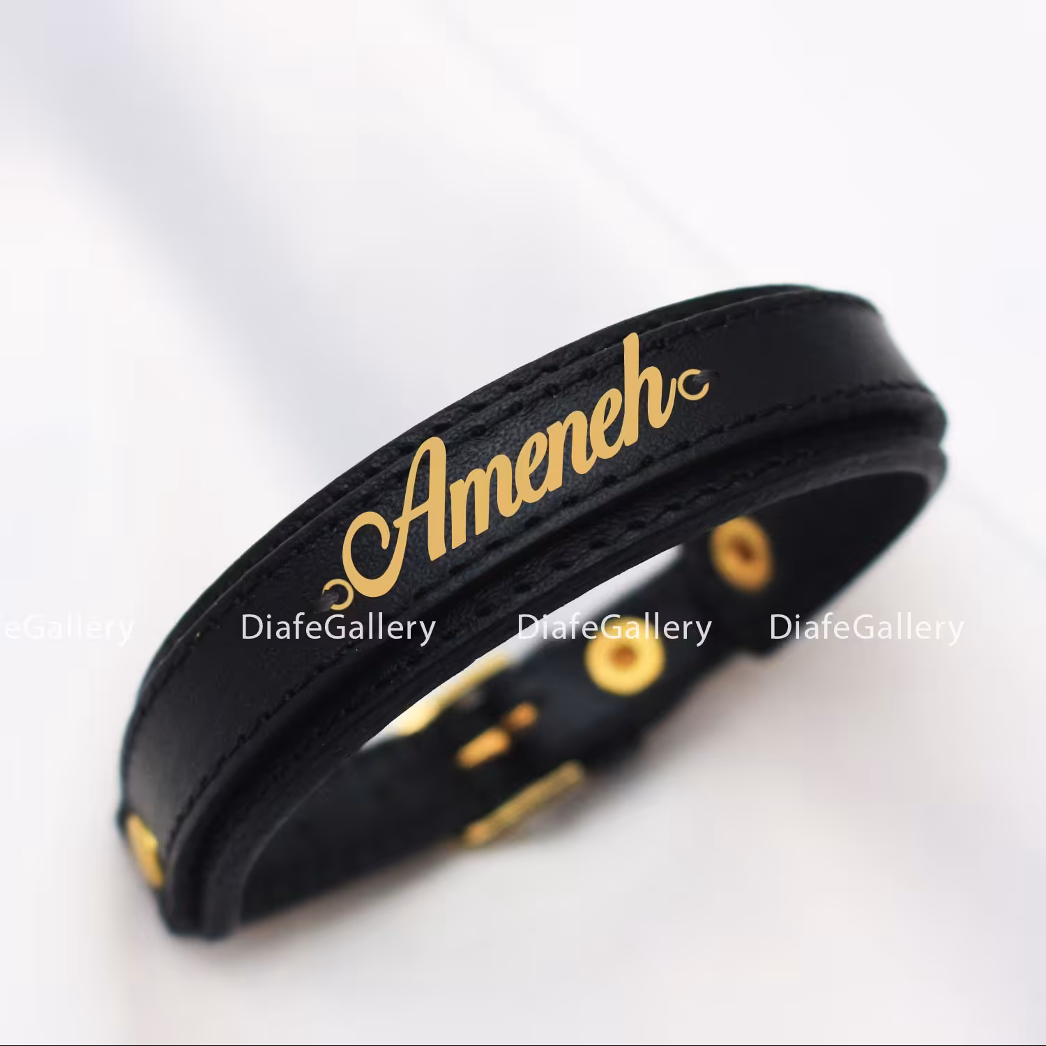 دستبند چرم آمنه  Ameneh با پلاک نقره با آبکاری طلا 18 عیار و چرم طبیعی