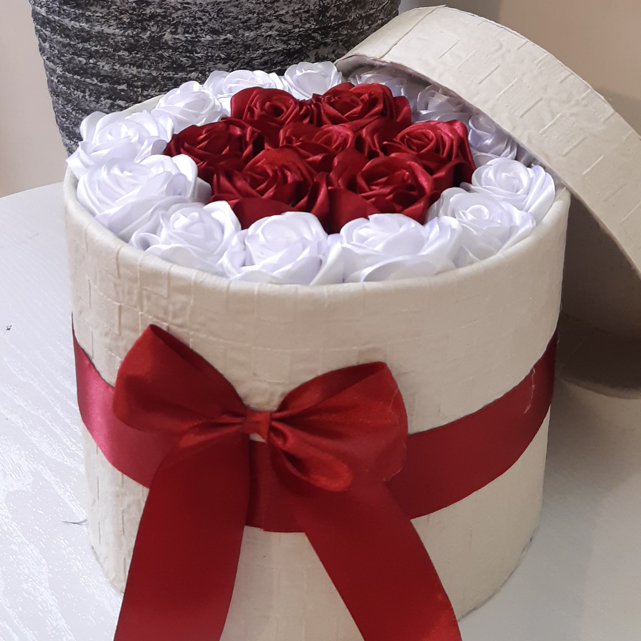 باکس گل ربانی گرد با روکش چرم مصنوعی
