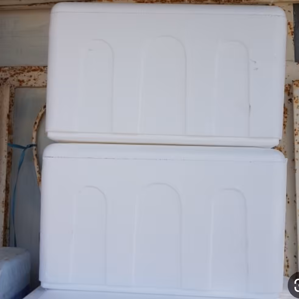 یخدان مناسب برا نگهداری ابزیان 4 تا 5 کیلو ماهی یا میگو گنجایش داره 