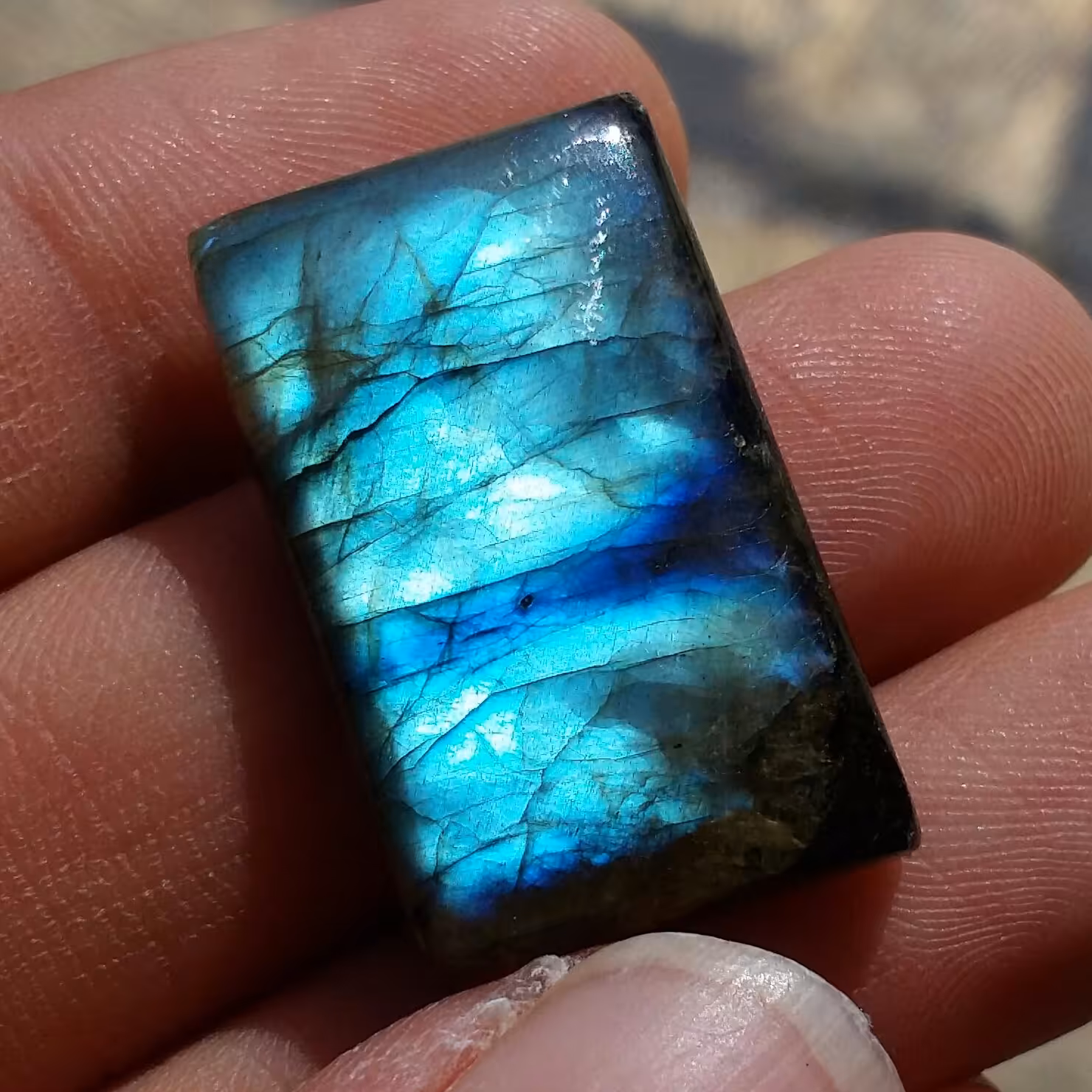 نگین لابرادوریت وارداتی از کشور لابرادور کانادا با تلالوئی بی نظیر و چشم نواز کد 10107