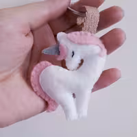 اسب تک شاخ جاسوئیچی وآویزکیف(تم تولدگیفت حروف الفباجاکلیدی اسب تک شاخ گیفت نمدی گیفت حرف خ گیفت حرف اَ)