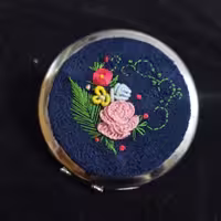 آینه نقره ای دوطرفه با قابلیت بزرگ نمایی گلدوزی شده با مخمل سرمه ای