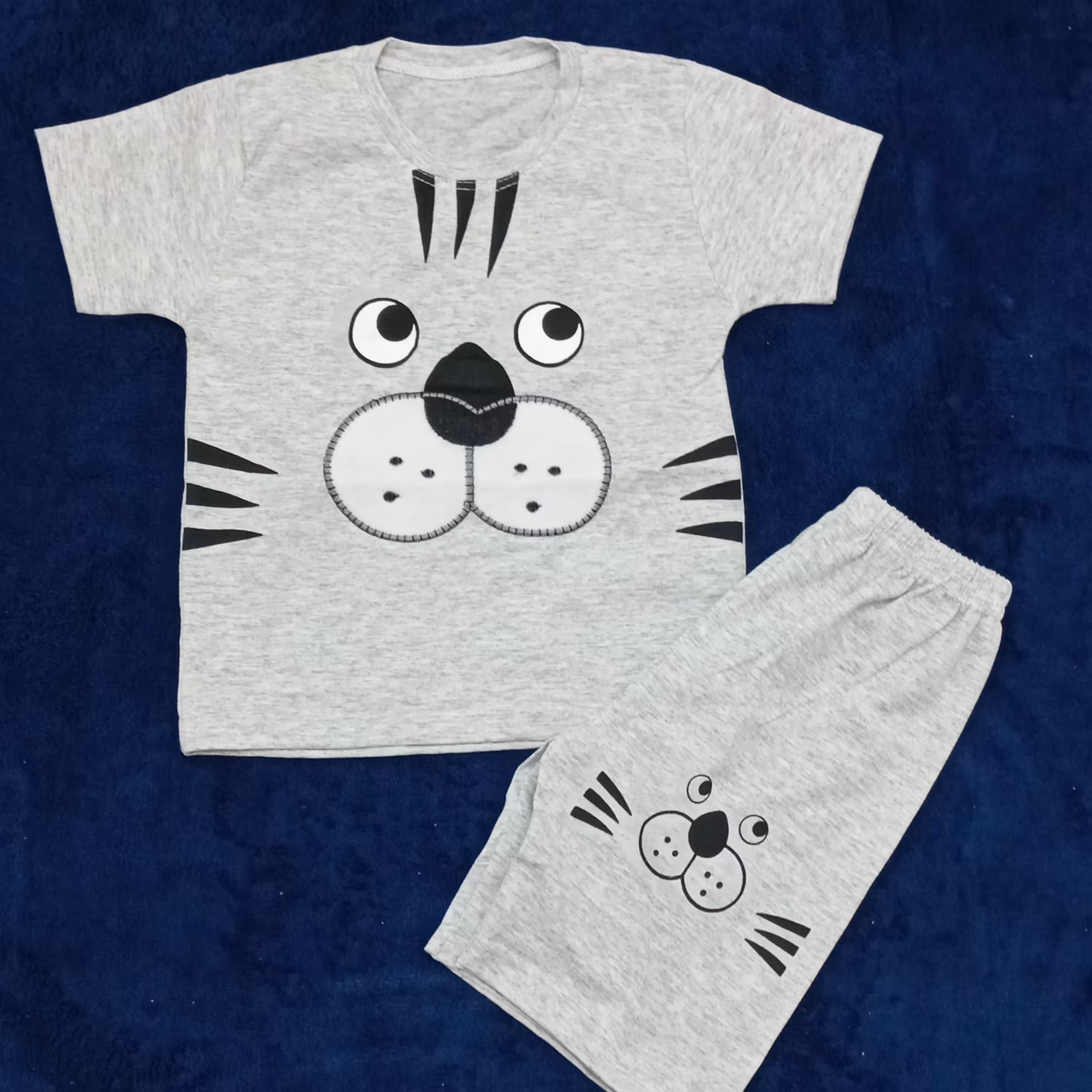 بلوز شلوارک پسرانه طرح ببر طوسی سایز 35 و 40 و 45 مناسب 1 تا 3 سال 