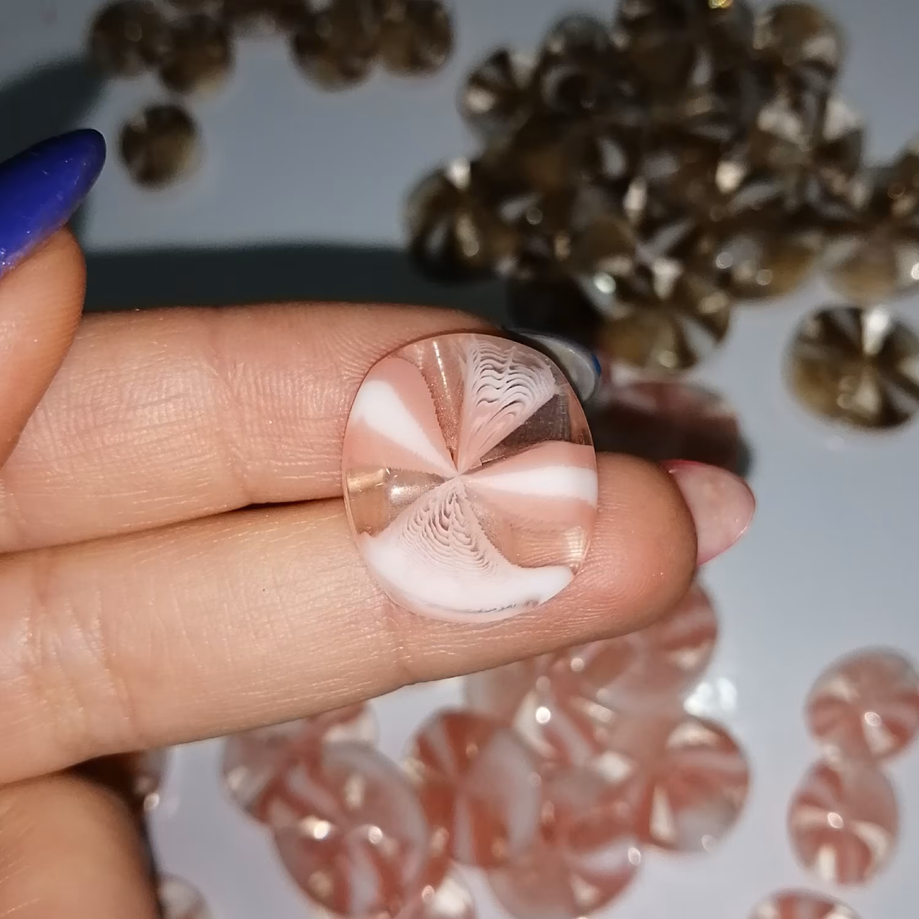 دکمه لباس شیشه ای رنگ صورتی بزرگ بسته 10 عددی