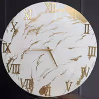 ساعت دیواری رزینی  ترکیب سفید  طلایی قطر 70 با موتور آرامگرد 
