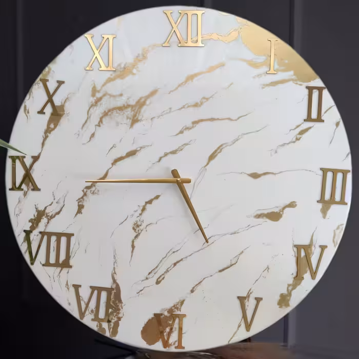 ساعت دیواری رزینی  ترکیب سفید  طلایی قطر 70 با موتور آرامگرد 