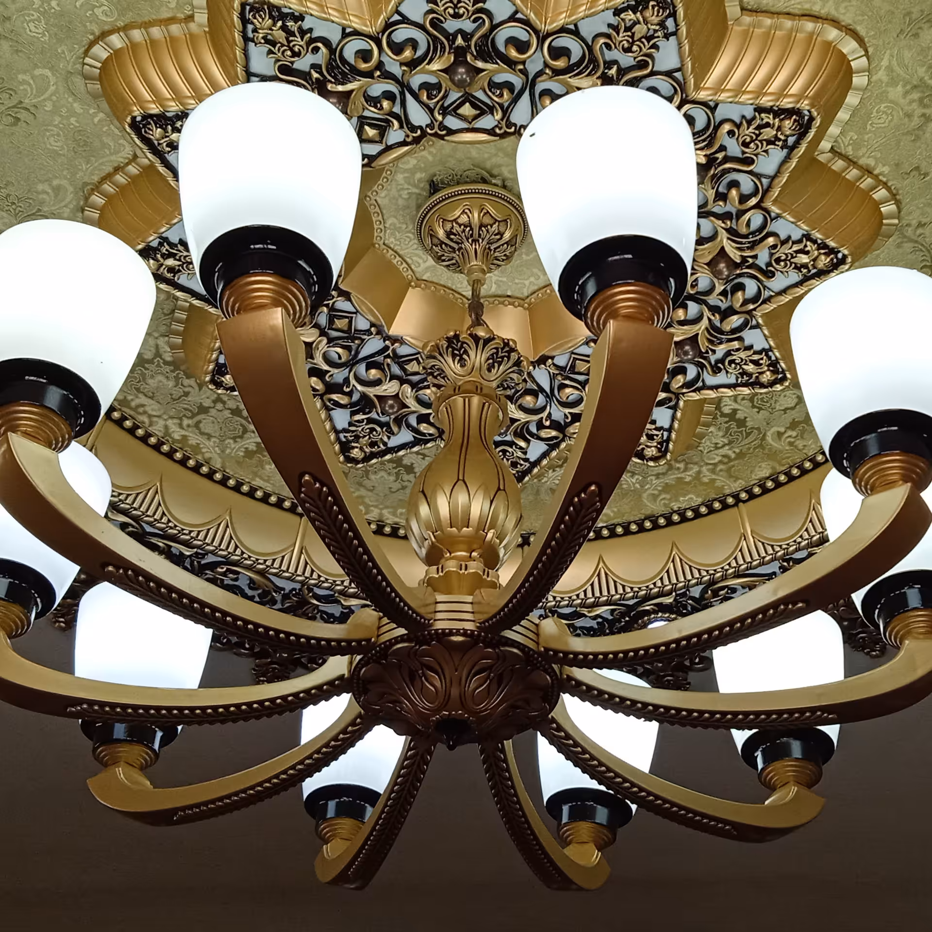 لوستر ارزان مدرن   پذیرایی.  اقتصادی .اسپرت و شیک.فوق سبک.تمام پلیمر. 10شاخه.10شعله.طلایی جدید شاپان.طرح اسپایدر