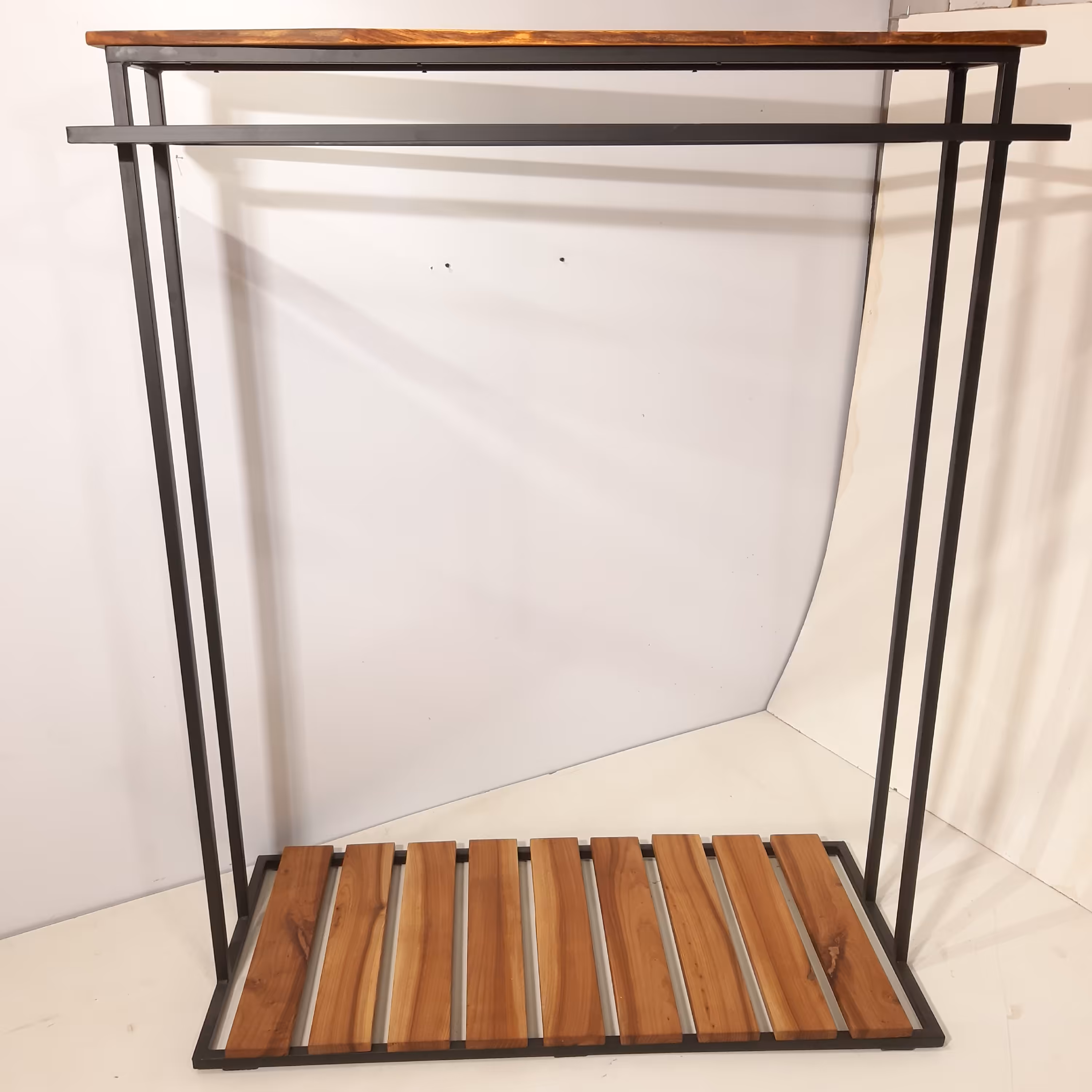 رگال ایستاده لباس چوب و فلز