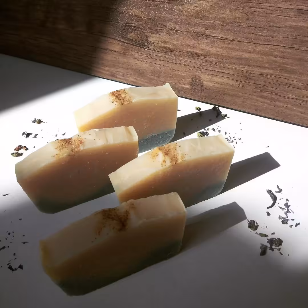 صابون جوان سازی شیر بز و شی باتر و عسل و گلاب (مخصوص پوست های خشک و حساس) 