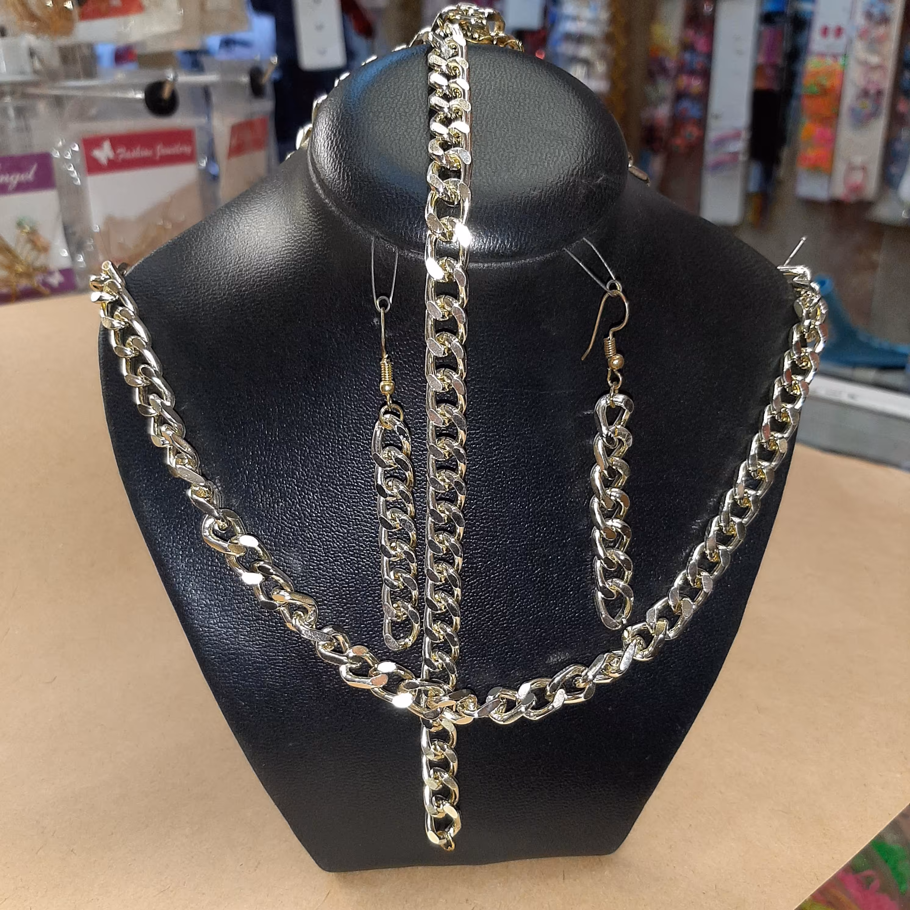 گردنی  کارتیر جنس آلمینیوم گردنی  ودارای دست بند رنگ طلایی 