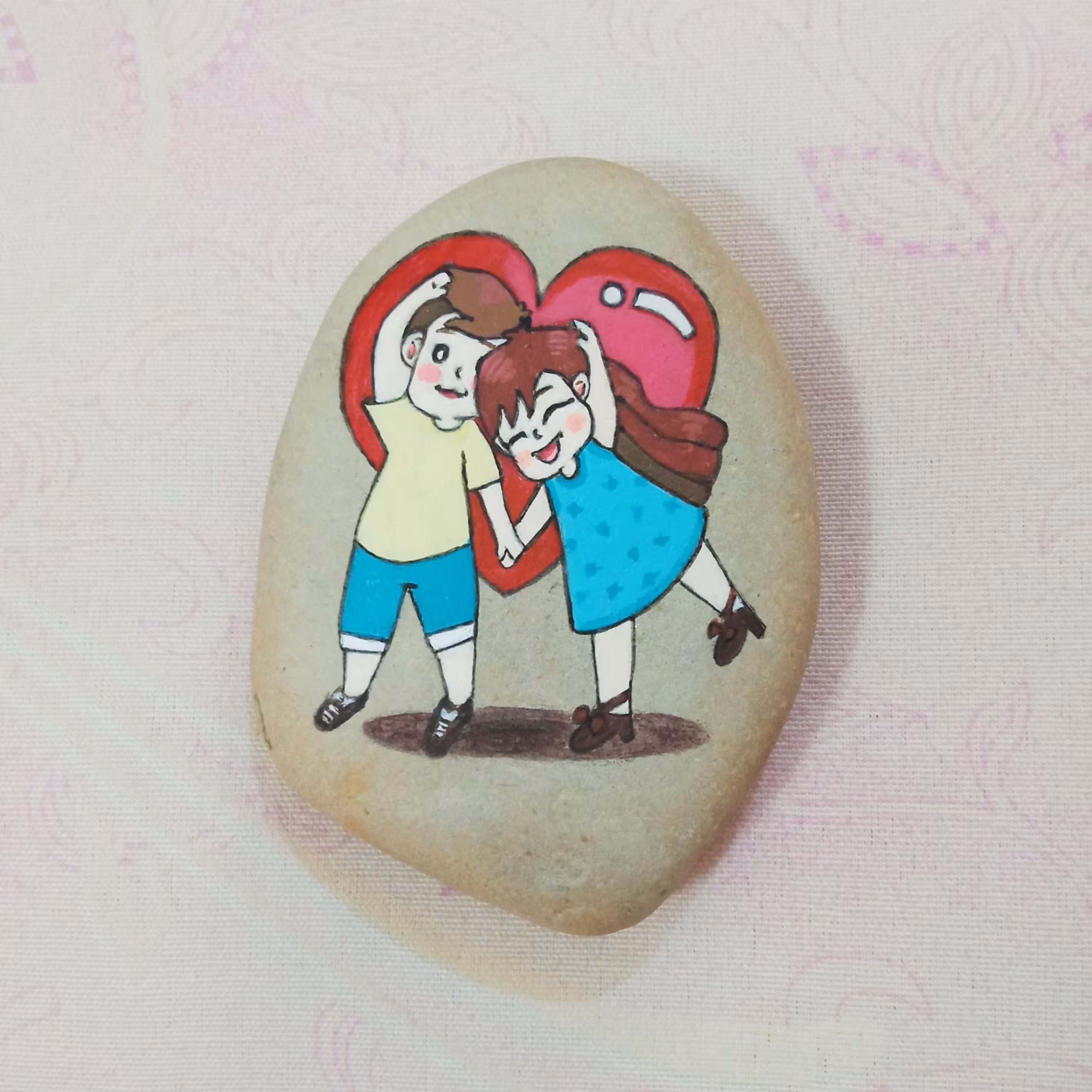 نقاشی عاشقانه روی سنگ