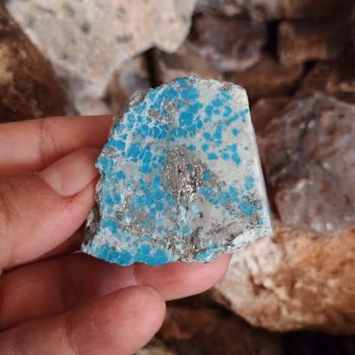 سنگ راف فیروزه با پیریت طلایی کلکسیونی و مناسب ساخت نگین معدنی و اصل از معدن کرمان