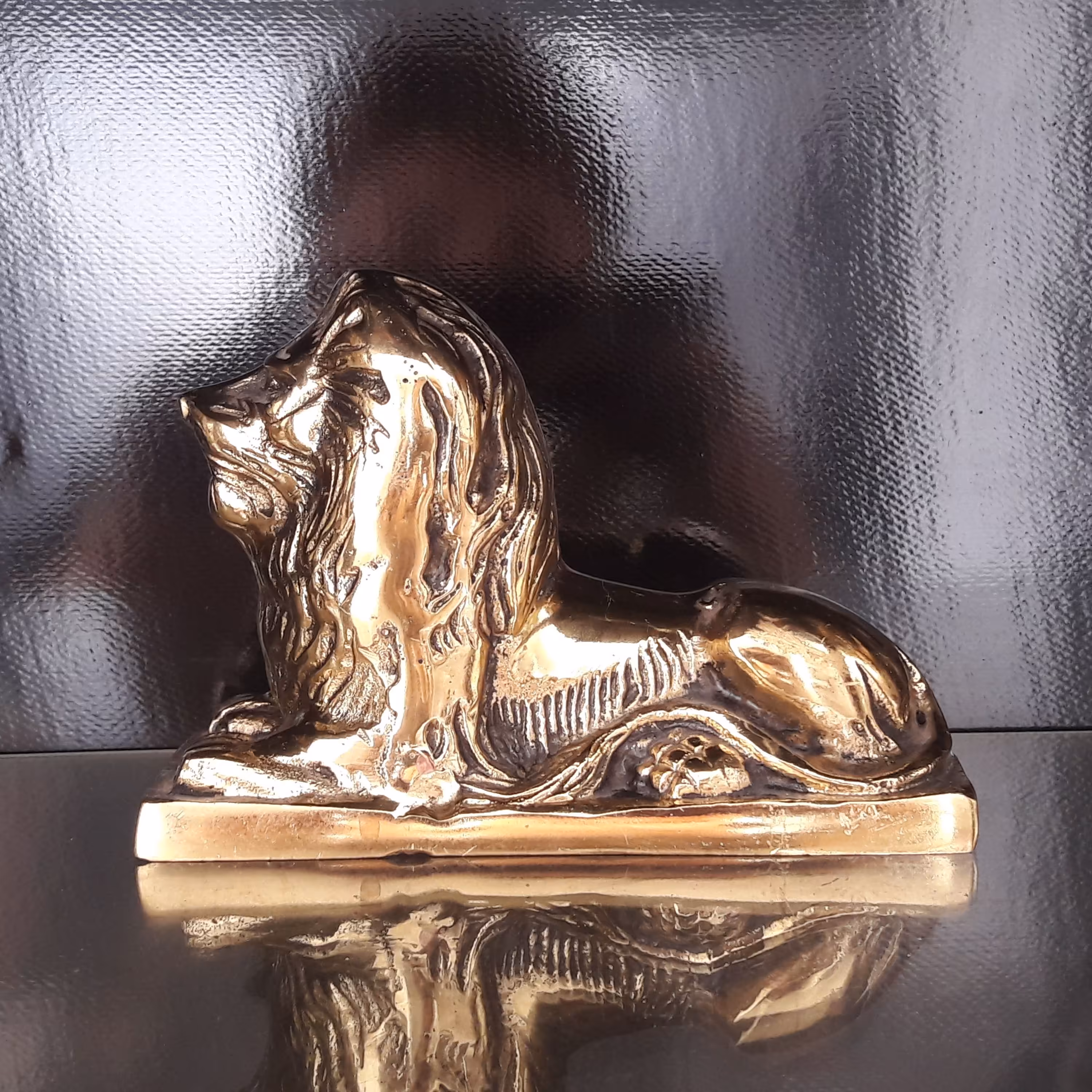 شیر برنز خوابیده پایه دار