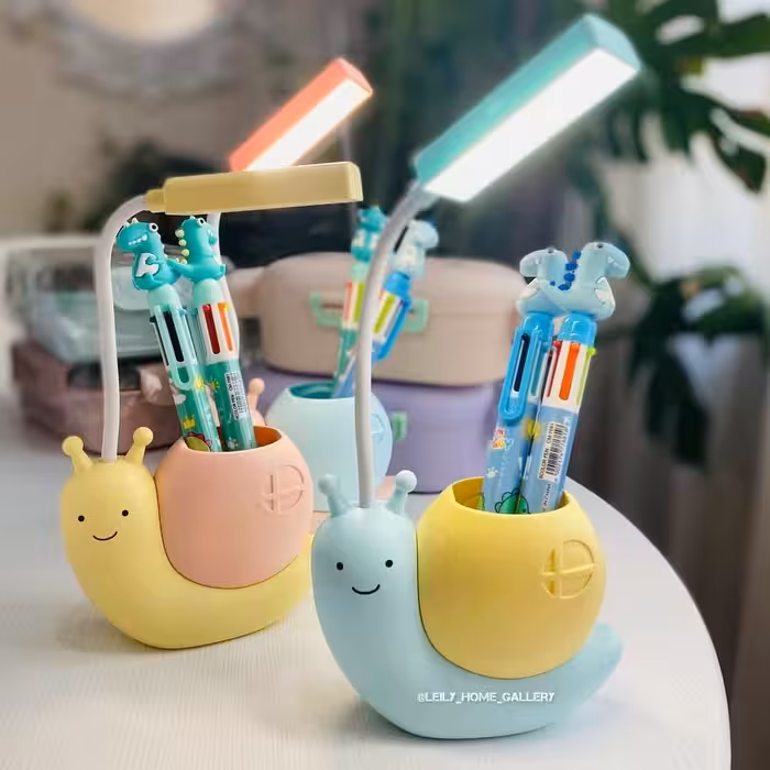 چراغ مطالعه شارژی طرح حلزون همراه با جا مدادی       