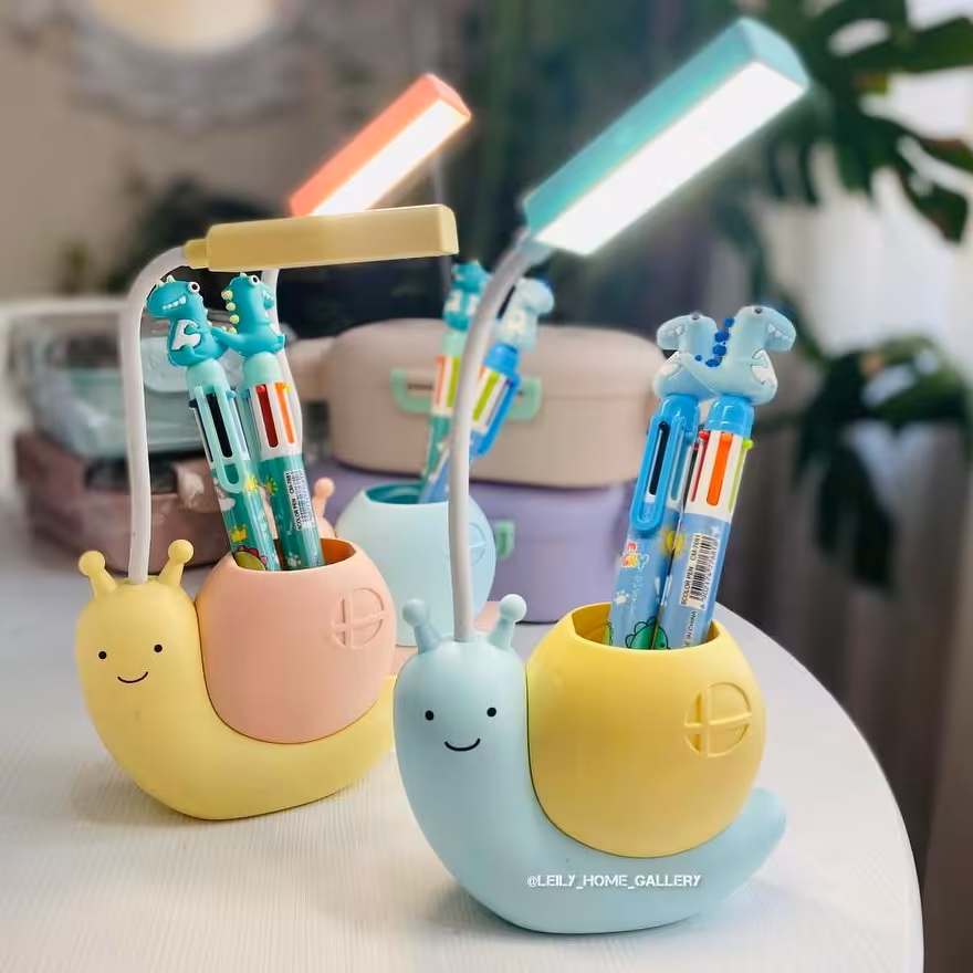 چراغ مطالعه شارژی طرح حلزون همراه با جا مدادی       