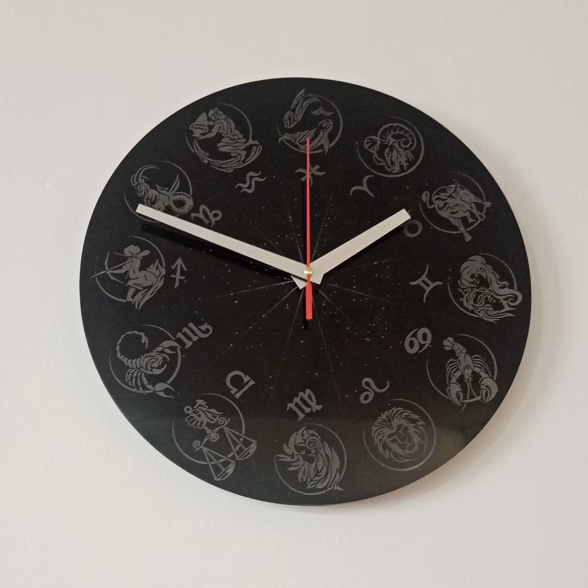 ساعت دیواری نماد برج های تولد از جنس پلکسی گلس مشکی براق 30 سانتی