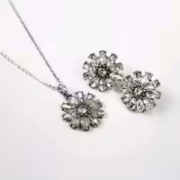 نیم ست گردنبند و گوشواره آویز گل نگین دار سیاه قلم