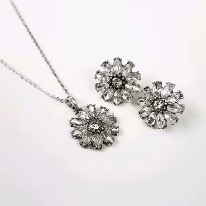 نیم ست گردنبند و گوشواره آویز گل نگین دار سیاه قلم