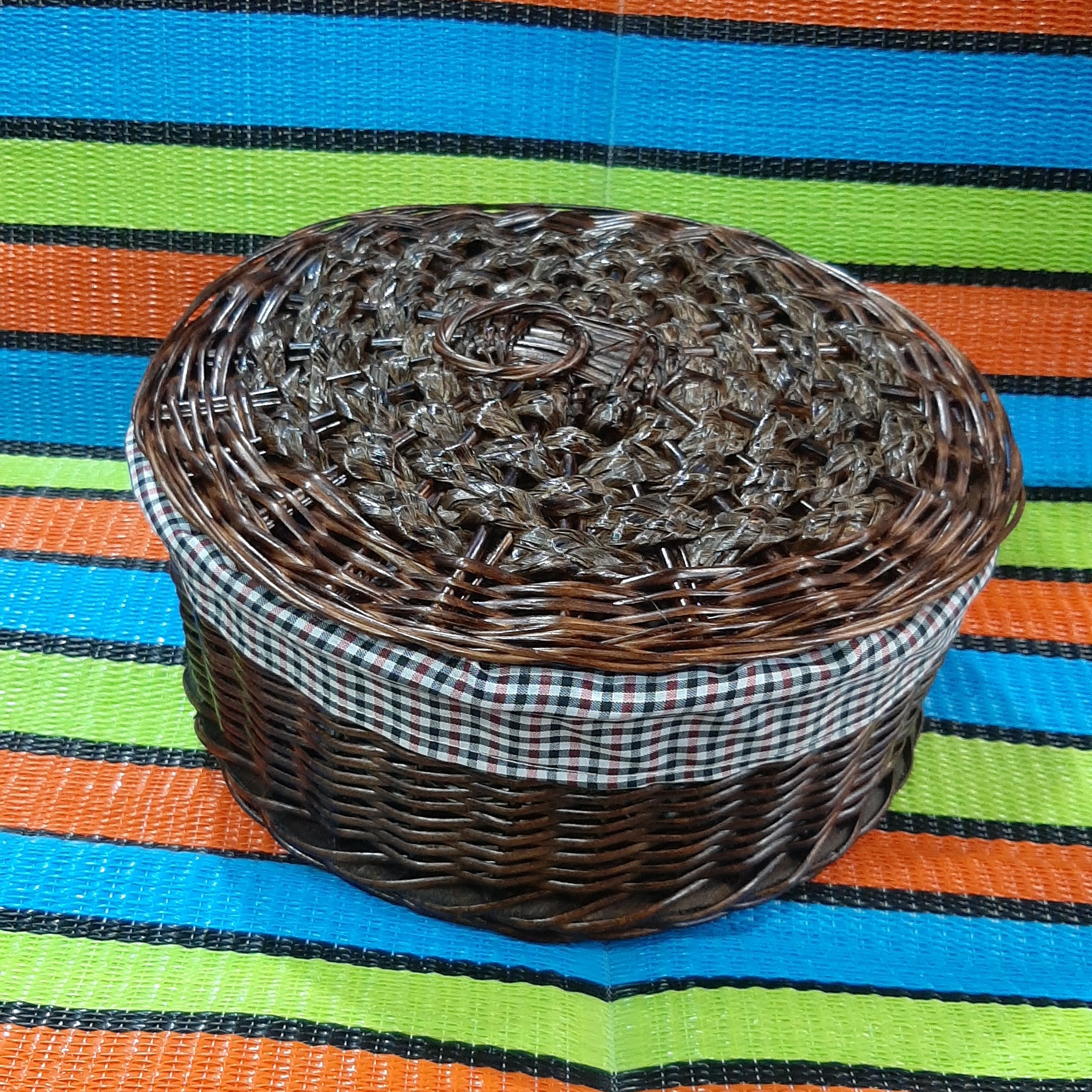 سبد مرواربافی داخل پارچه درب دار رنگ قهوه ای نظم دهنده