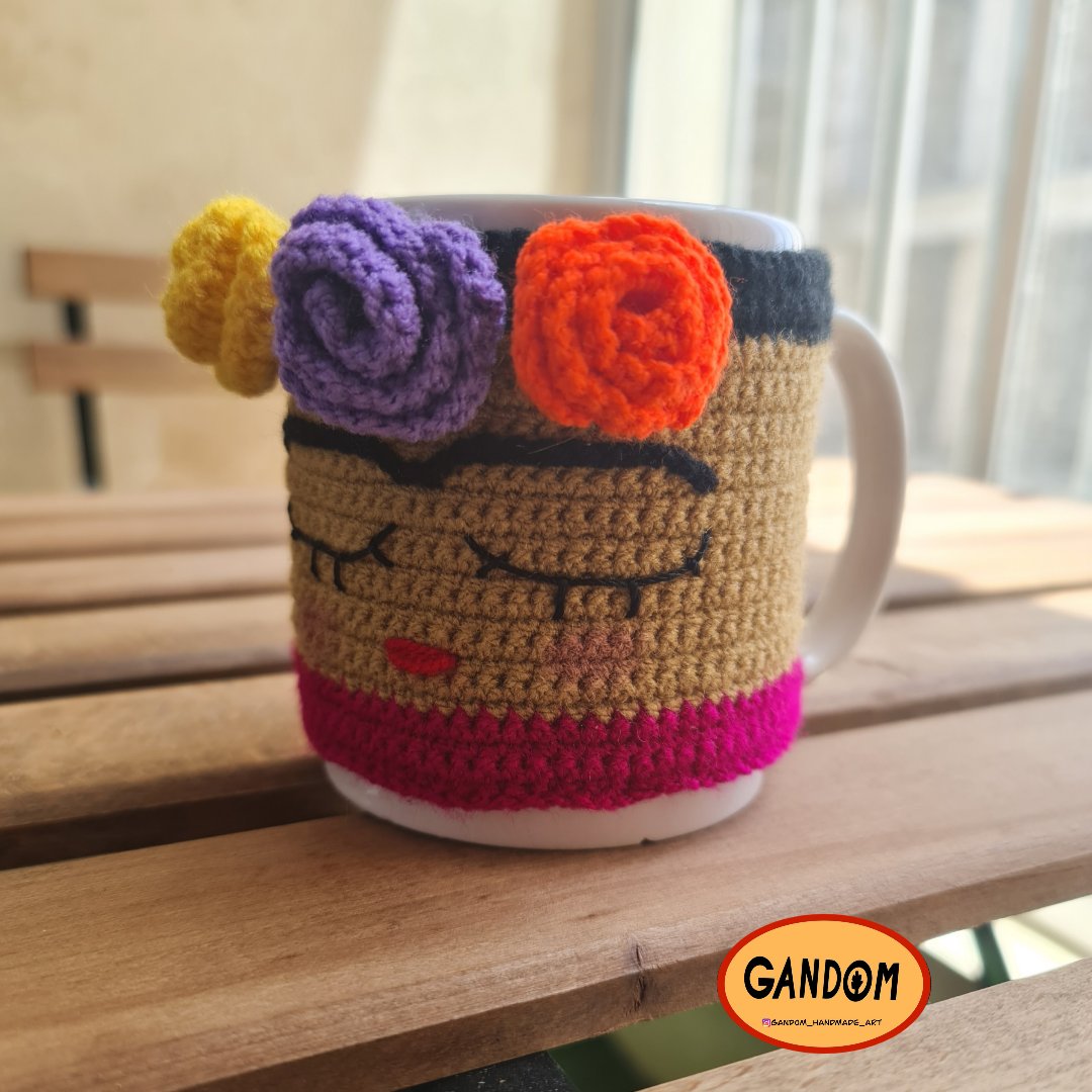 کاور ماگ عروسکی بافتنی فریدا صنایع دستی
