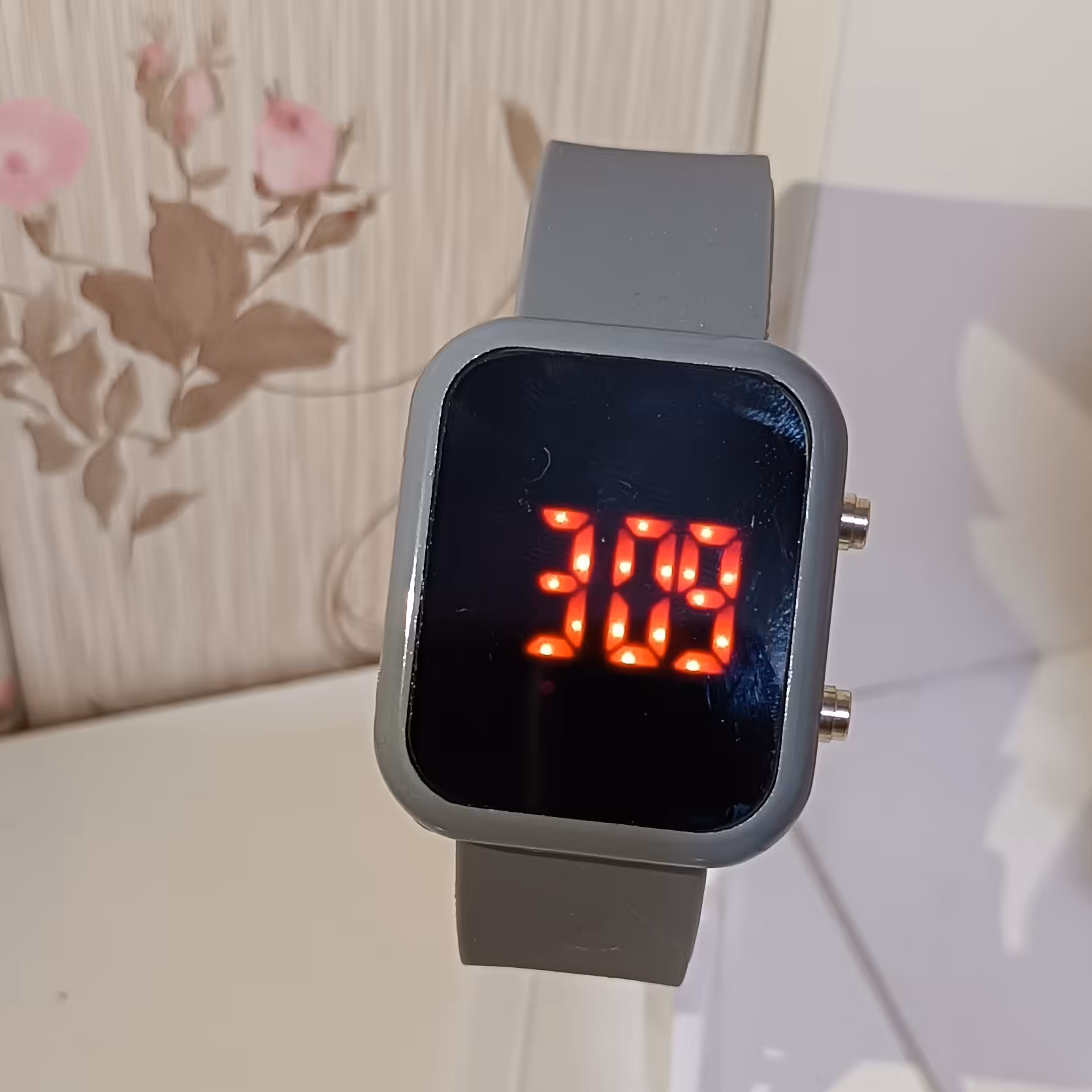 ساعت مچی اسپرت کامپیوتری بند سیلیکونی صفحه مستطیل کیفیت مناسب طوسی (کد78)