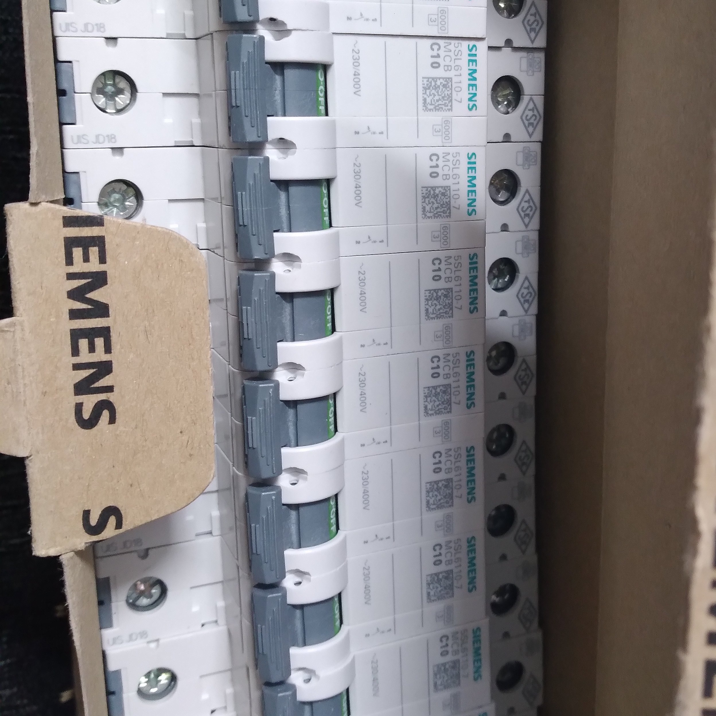 فیوز مینیاتوری زیمنس آلمان 10A  تیپ C( کیفیت بسیار بالا) 5 سال ضمانت