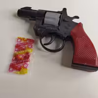 کلت اسباب بازی ترقه ای در رنگ پرطرفدار مشکی و قهوه ای 