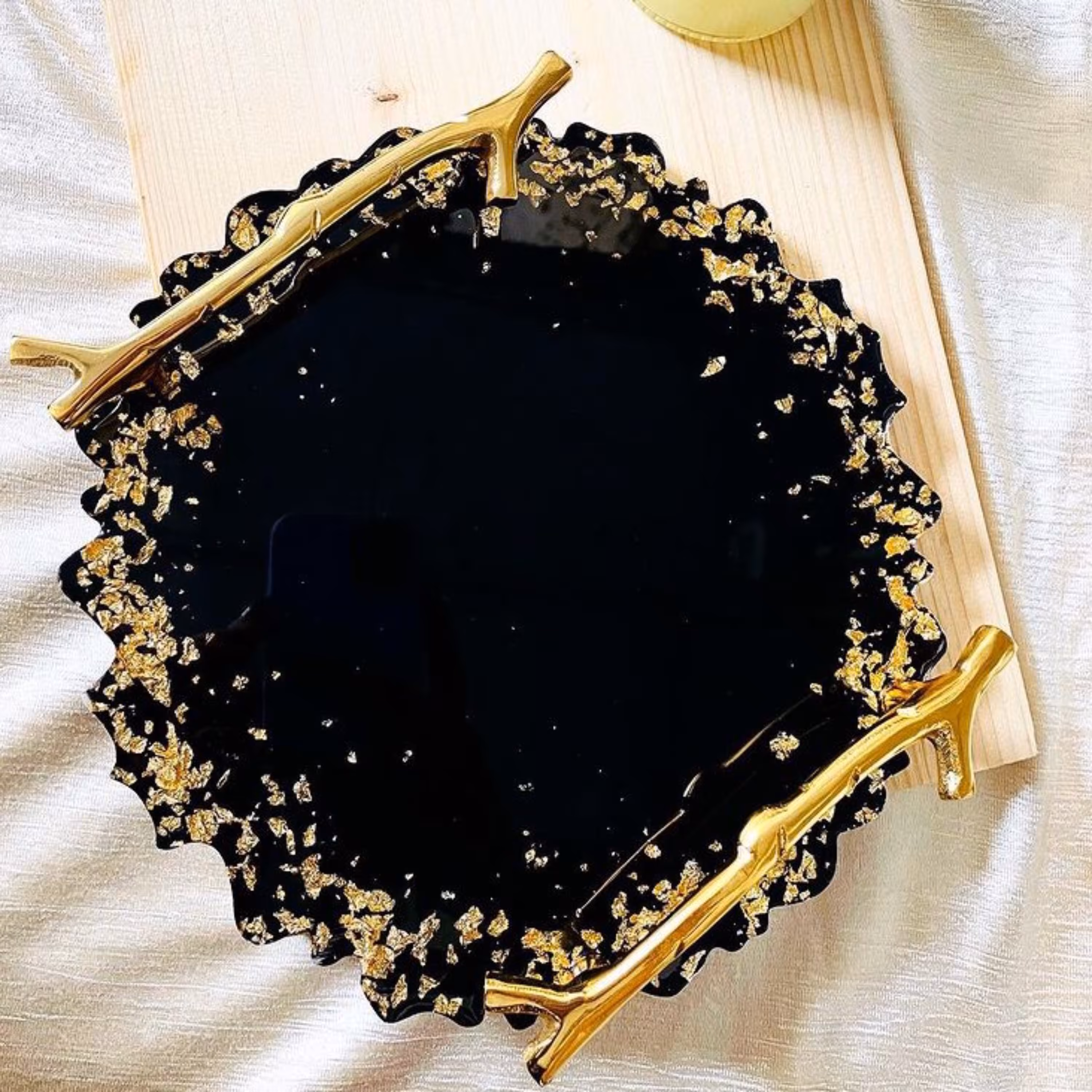 سینی گرد دفرمه رزین مشکی با تزیینات طلایی