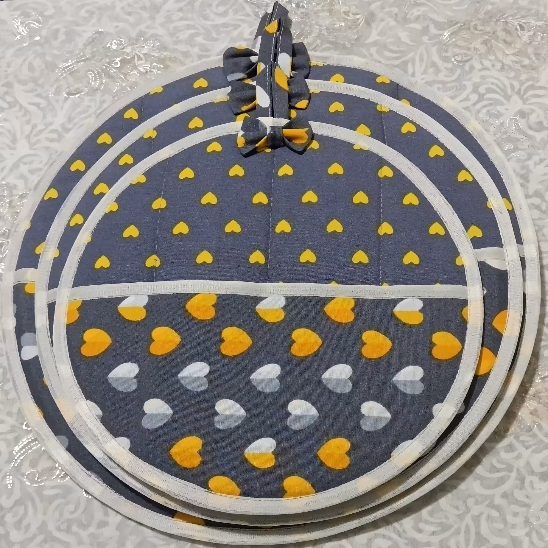 دمکنی مدل تک هلال در سه سایز .جنس پارچه از کتان نخ .مطلسه دوزی شده و داخل کار از پشم شیشه فشرده رای دوام کار استفاده شده