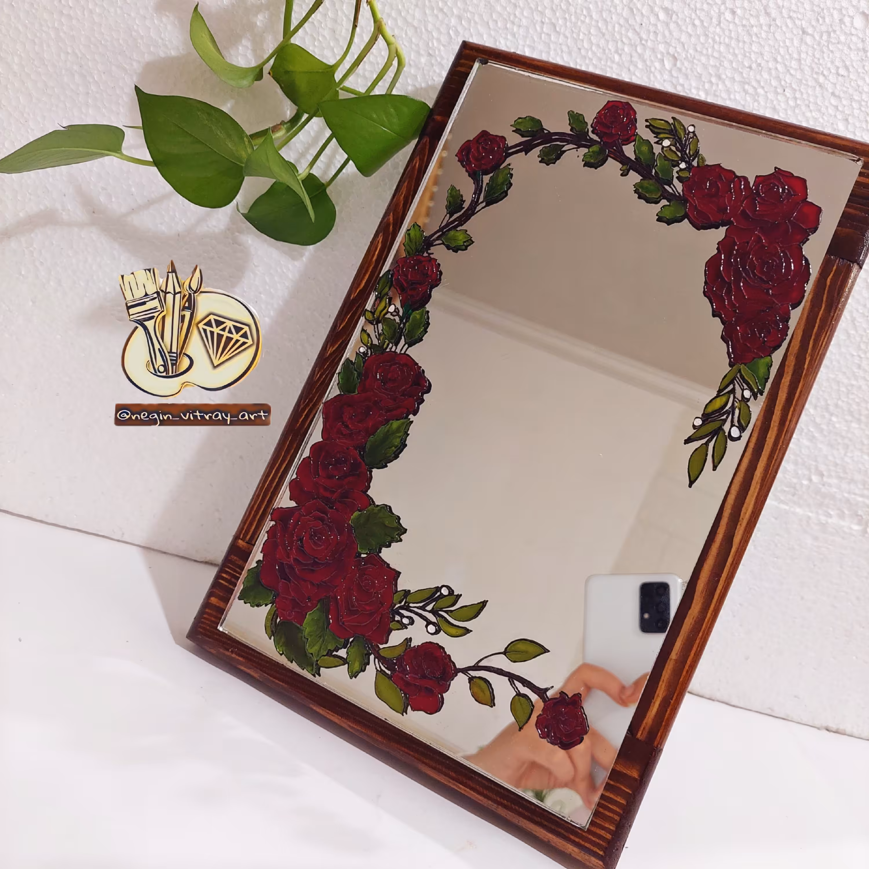 آینه  پایه دار  چوبی  با نقش برجسته گل رز  