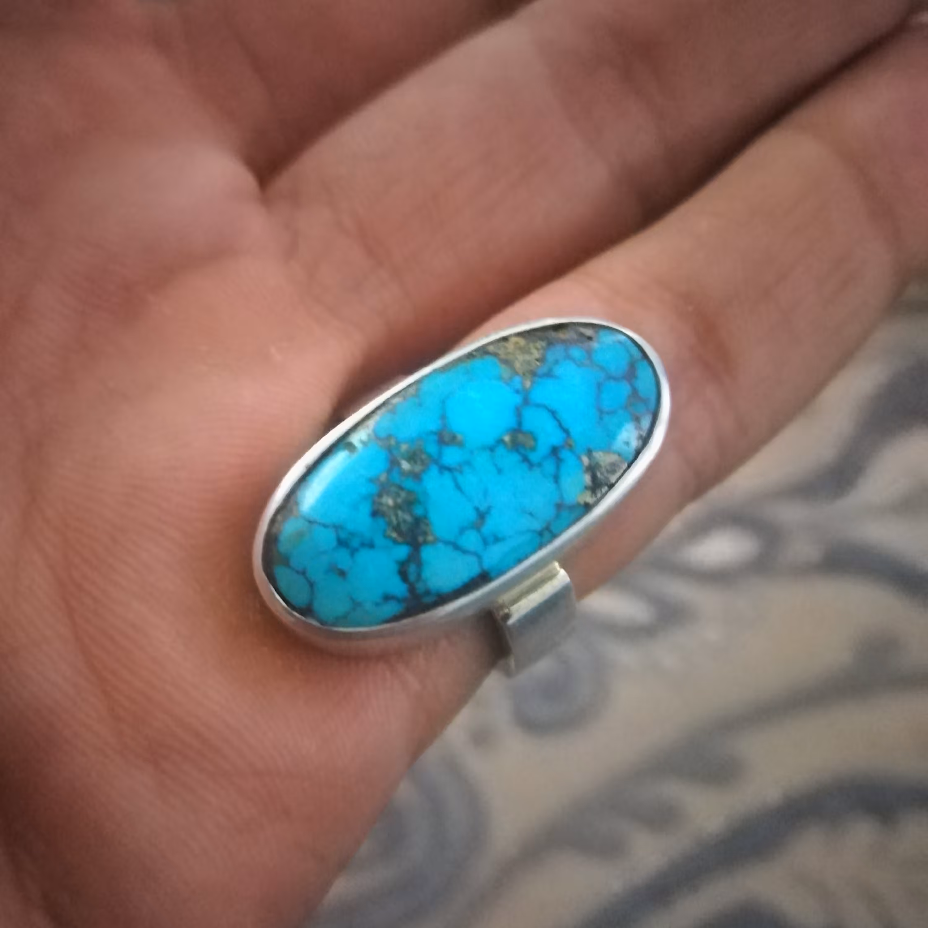 انگشتر فیروزه نیشابور سنگ زنده با رکتی ساده و شیک اما دست ساز 