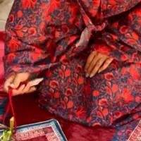 سجاده جانماز مخمل همراه با ساک از گل خود سجاده جنس مخمل آستر دار با چادر نانو   مدل کیسه ای رنگ ثابت قابل شستشو 