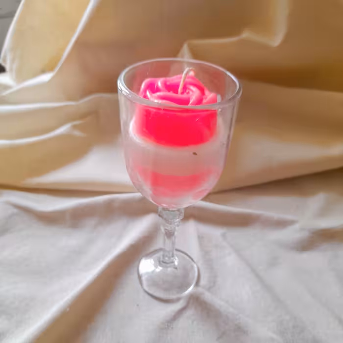 شمع دستساز جام پایه دار طرح گل رز گالری زیبا (صورتی رنگ)