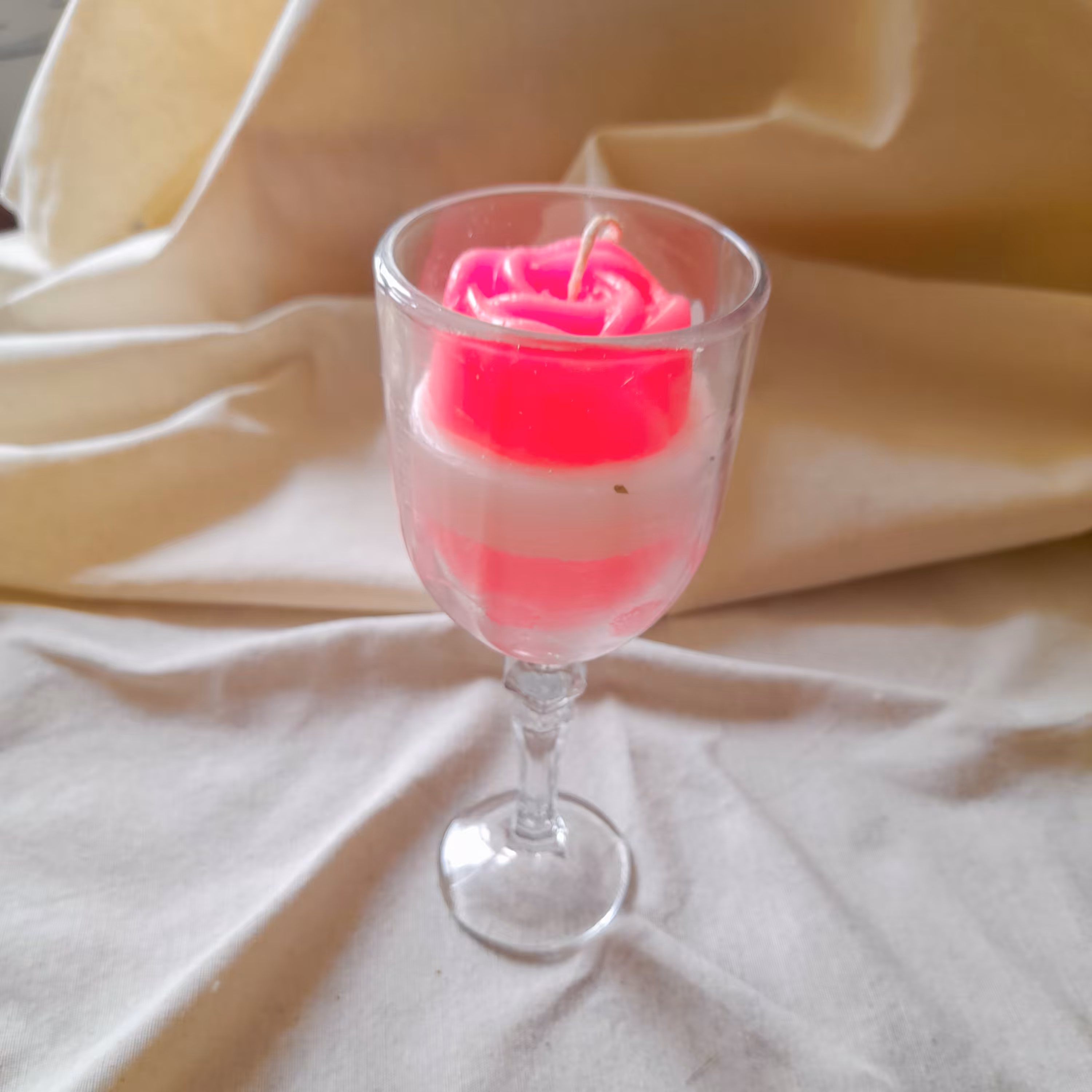 شمع دستساز جام پایه دار طرح گل رز گالری زیبا (صورتی رنگ)