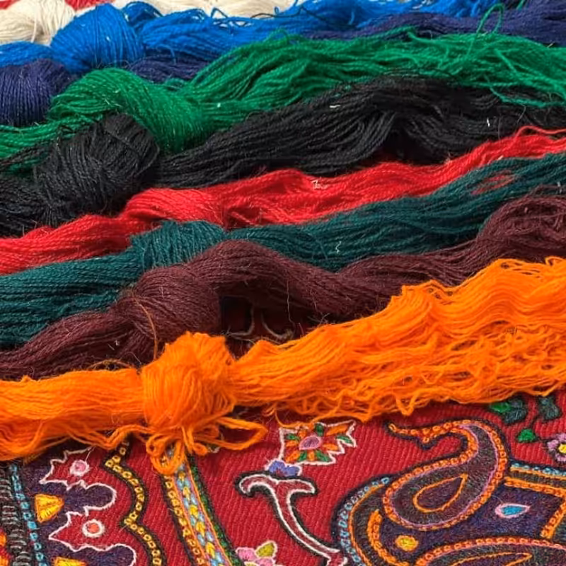 150 گرم نخ پته دوزی در  رنگبندی زیبا و شاد شامل( رنگهای سنتی و فانتزی)