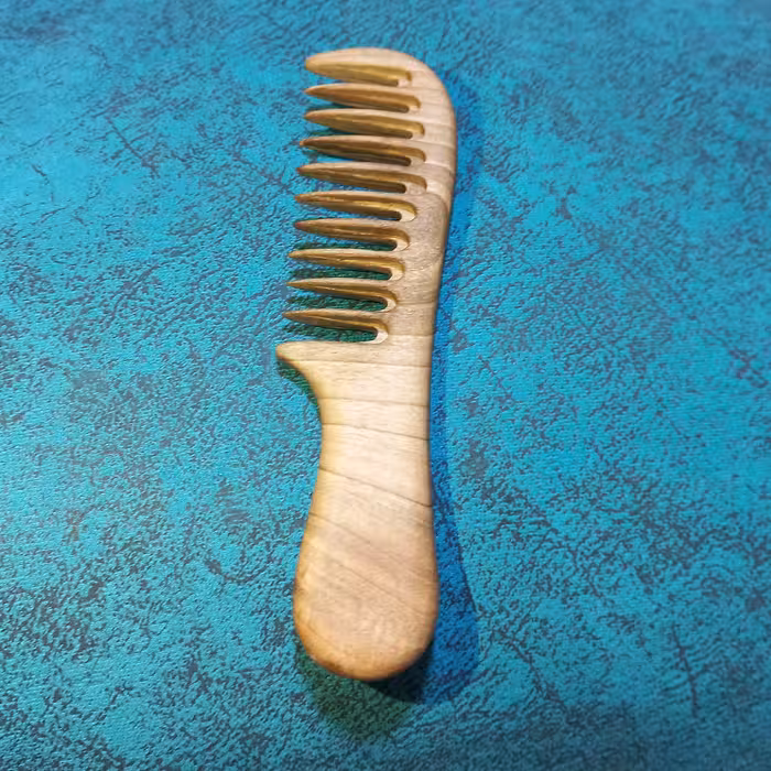 شانه چوبی دست ساز  ( فرم دار و ضخیم )ساخته شده از چوب گردو 