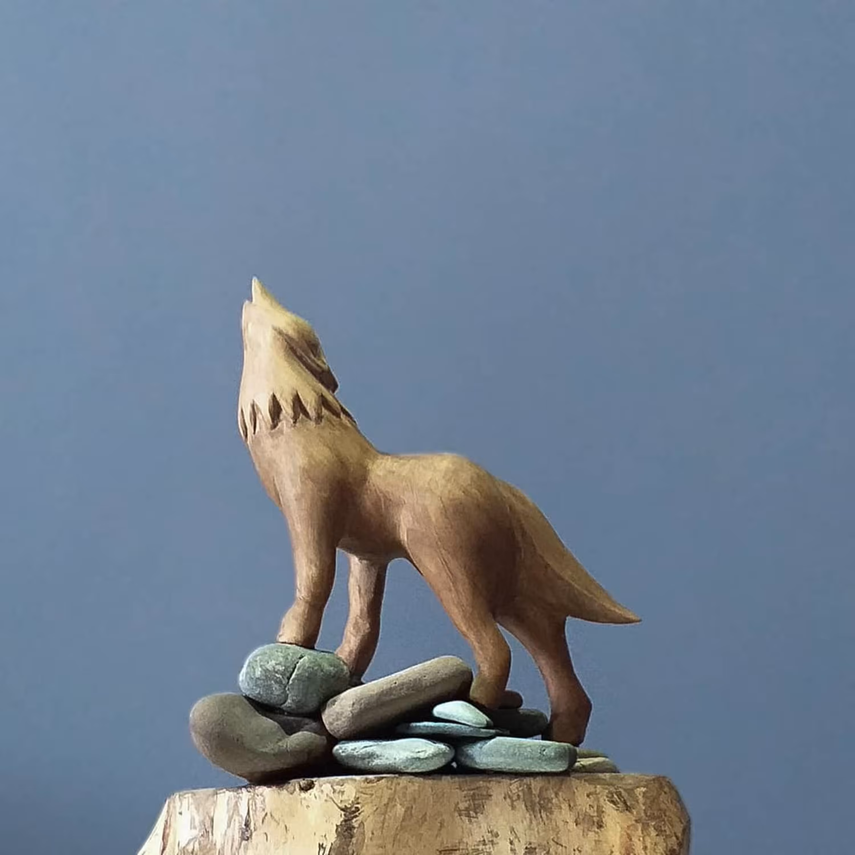 مجسمه چوبی گرگ بوزغورت دست ساز با چوب تبریزی
