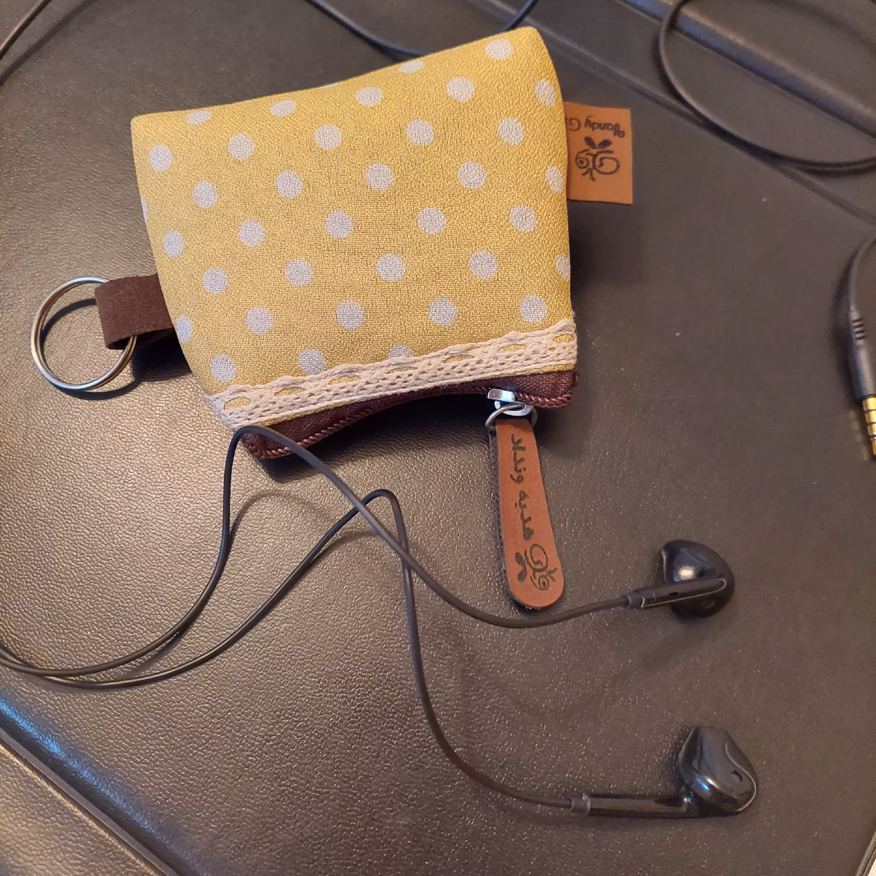 کیف هندزفری،ایرباد، جاکلیدی و آویز کوله پشتی(اسپرت، باکیفیت و جنس کتان(طرح زرد خالخالی))