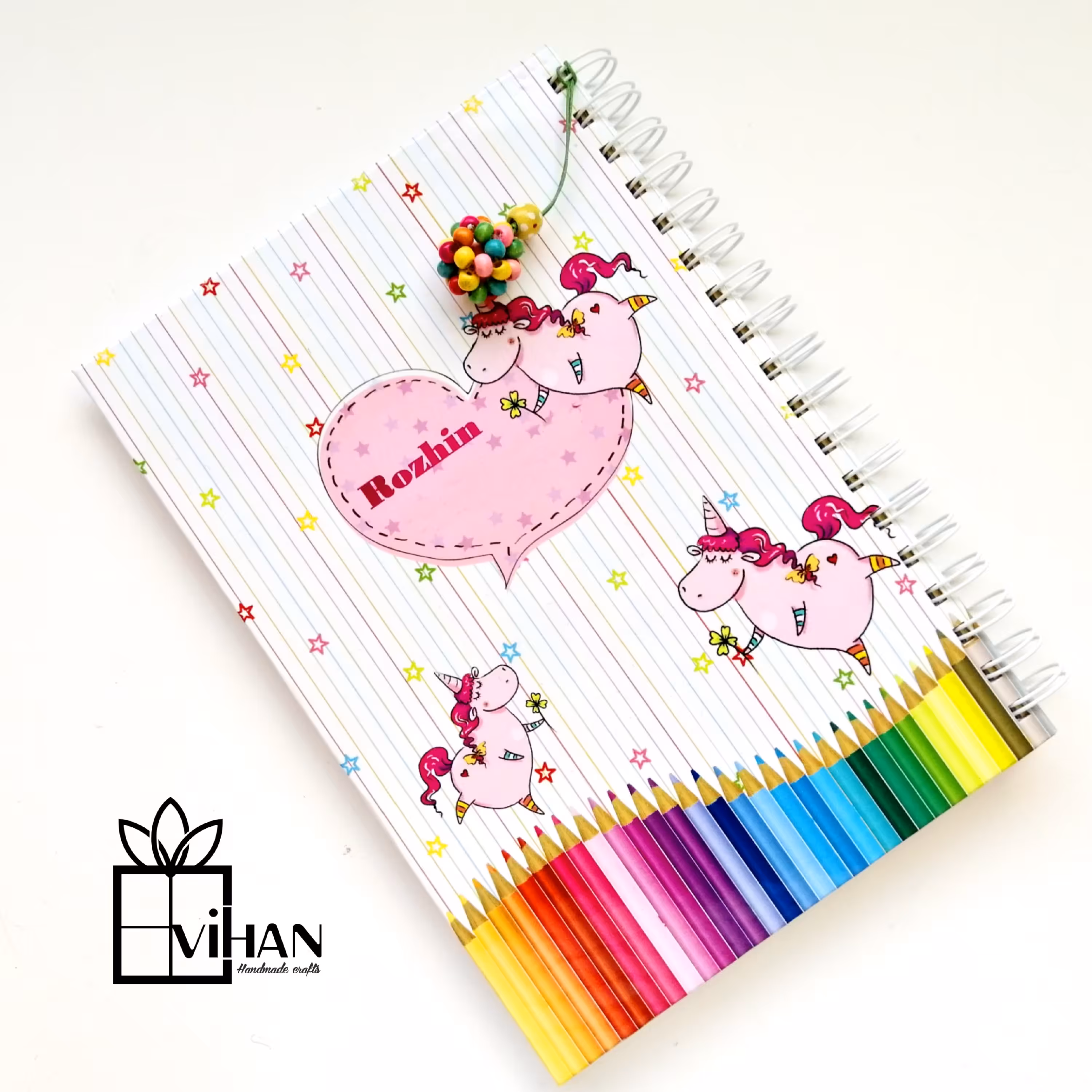 دفتر نقاشی فانتزی دستساز سایز B5 با جلد هارد و آویز تزئینی طرح یونیکورن شاد 