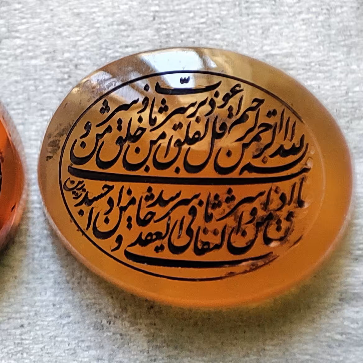 نگین عقیق یمن رنگ عسلی آبدار 2عدد خطی سوره ناس و فلق با خط زیبا سایز13 میلیمتر وزن هرکدام حدود1 گرم فروش2عدد باهم