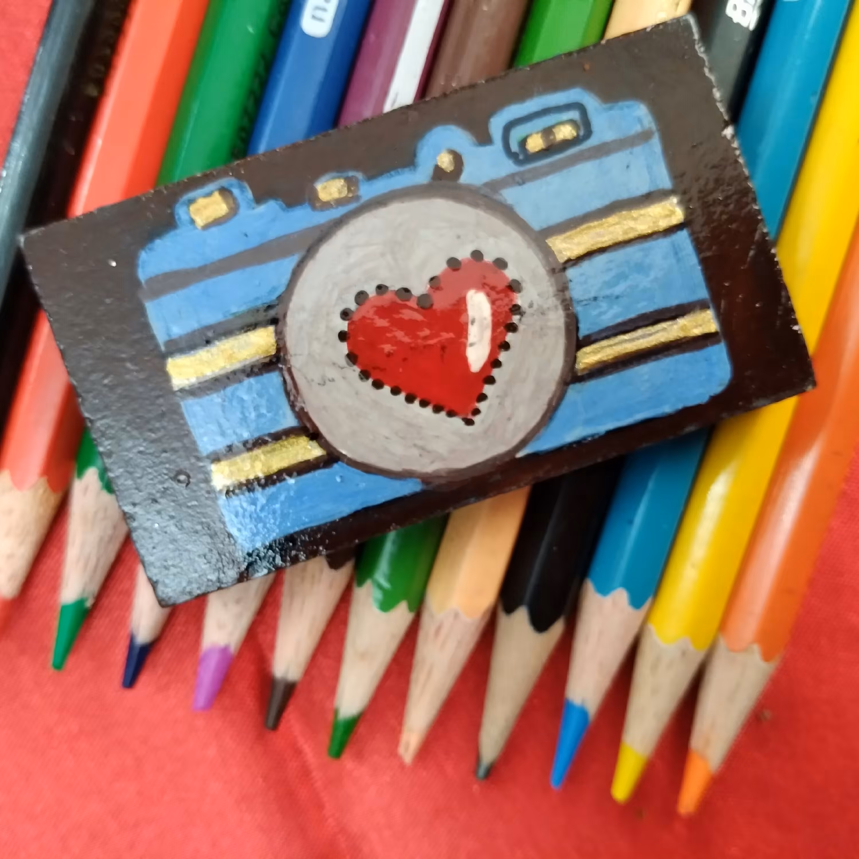 دسته کلید چوبی ،دستساز.مناسب جهت استفاده رویخچالی و دسته کلید.
وزن:20گرم
رنگ:ترکیبی
طرح:دوربین عشق