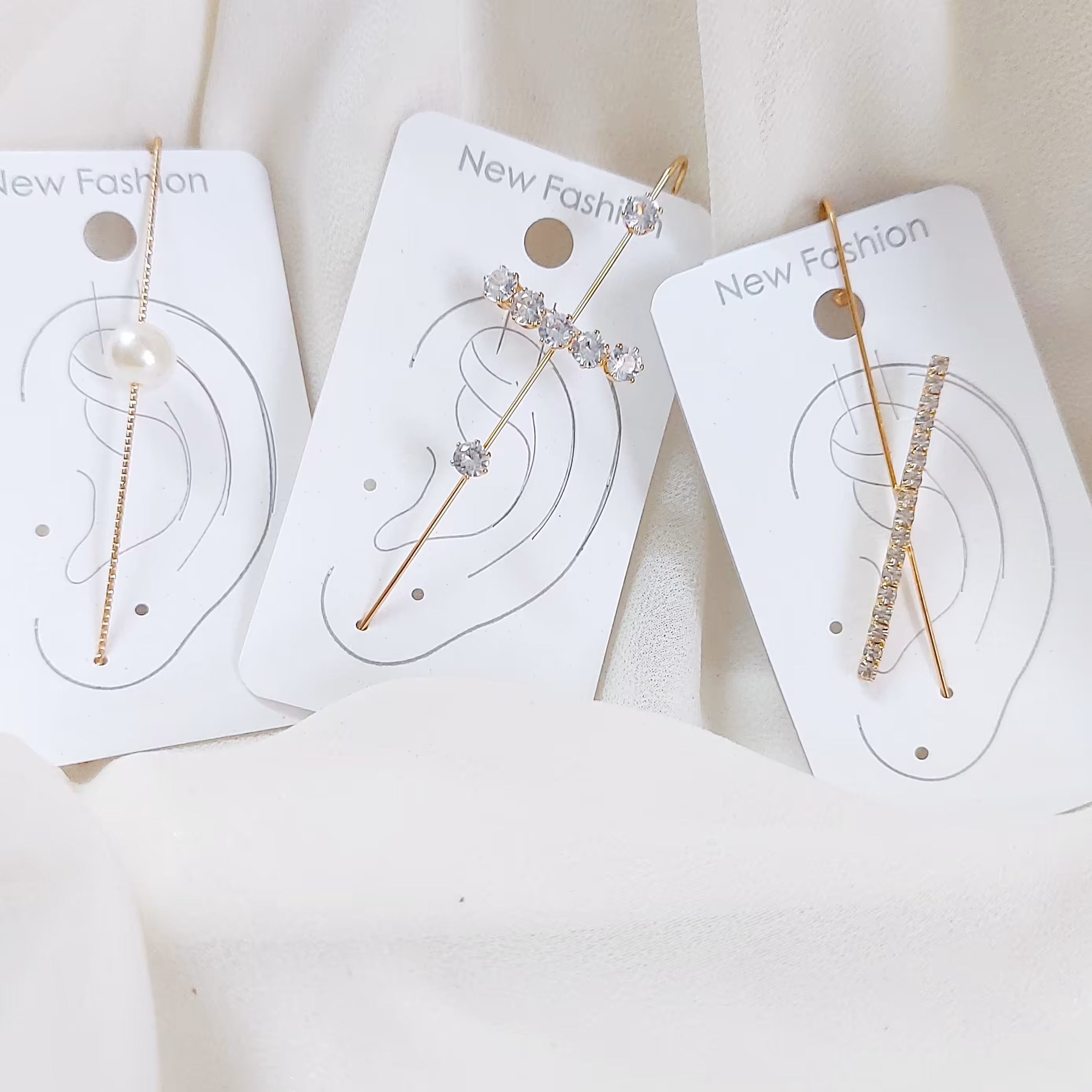 گوشواره  کراس تک مدل نگین دار در چند طرح  .قیمت 1 عدد درج شده است 