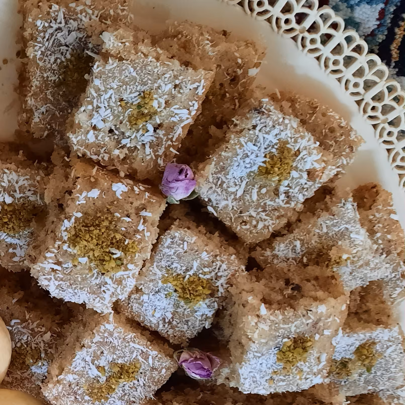 کیک باقلوایی با گردو و طعم بی نظیر هل و گلاب 