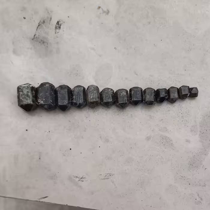 دسته ای از بلورررر های زیبای منظم هشت ضلعی از خانواده ی گارنت .طبیعی معدنی.سبز رنگ مناسب برای کلکسیونی و مجموعه داری ...