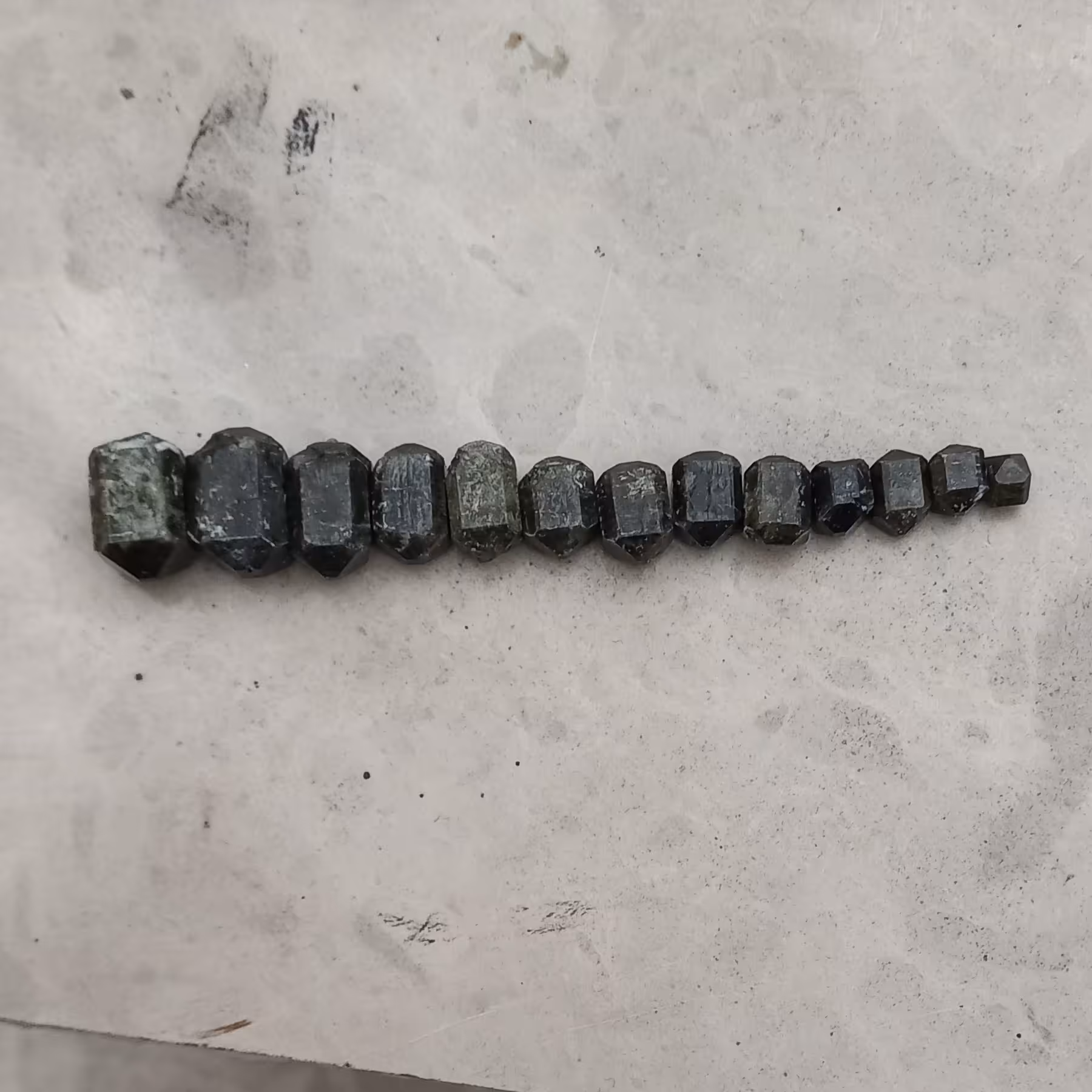 دسته ای از بلورررر های زیبای منظم هشت ضلعی از خانواده ی گارنت .طبیعی معدنی.سبز رنگ مناسب برای کلکسیونی و مجموعه داری ...