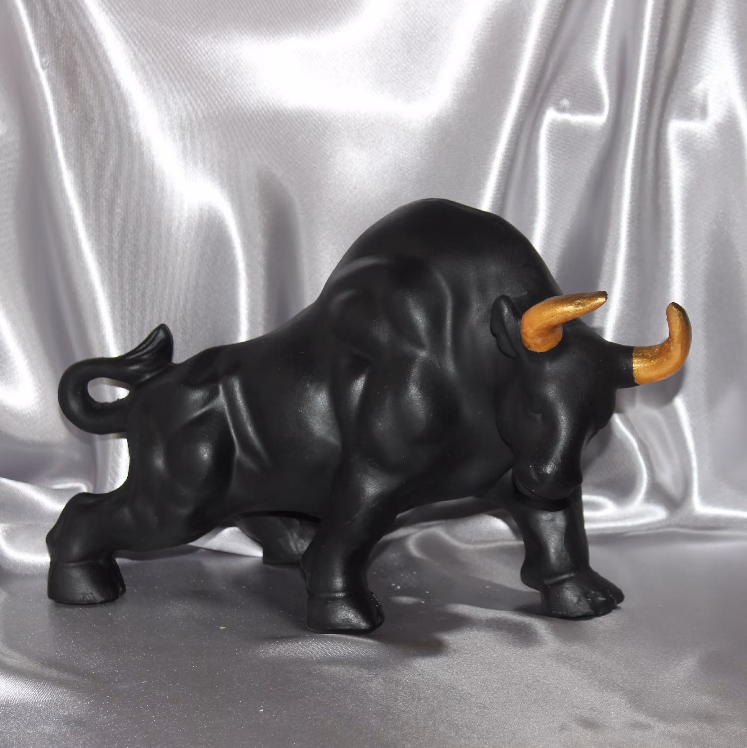 مجسمه بوفالو با شاخ طلایی. قابل سفارش به رنگ دلخواه شما