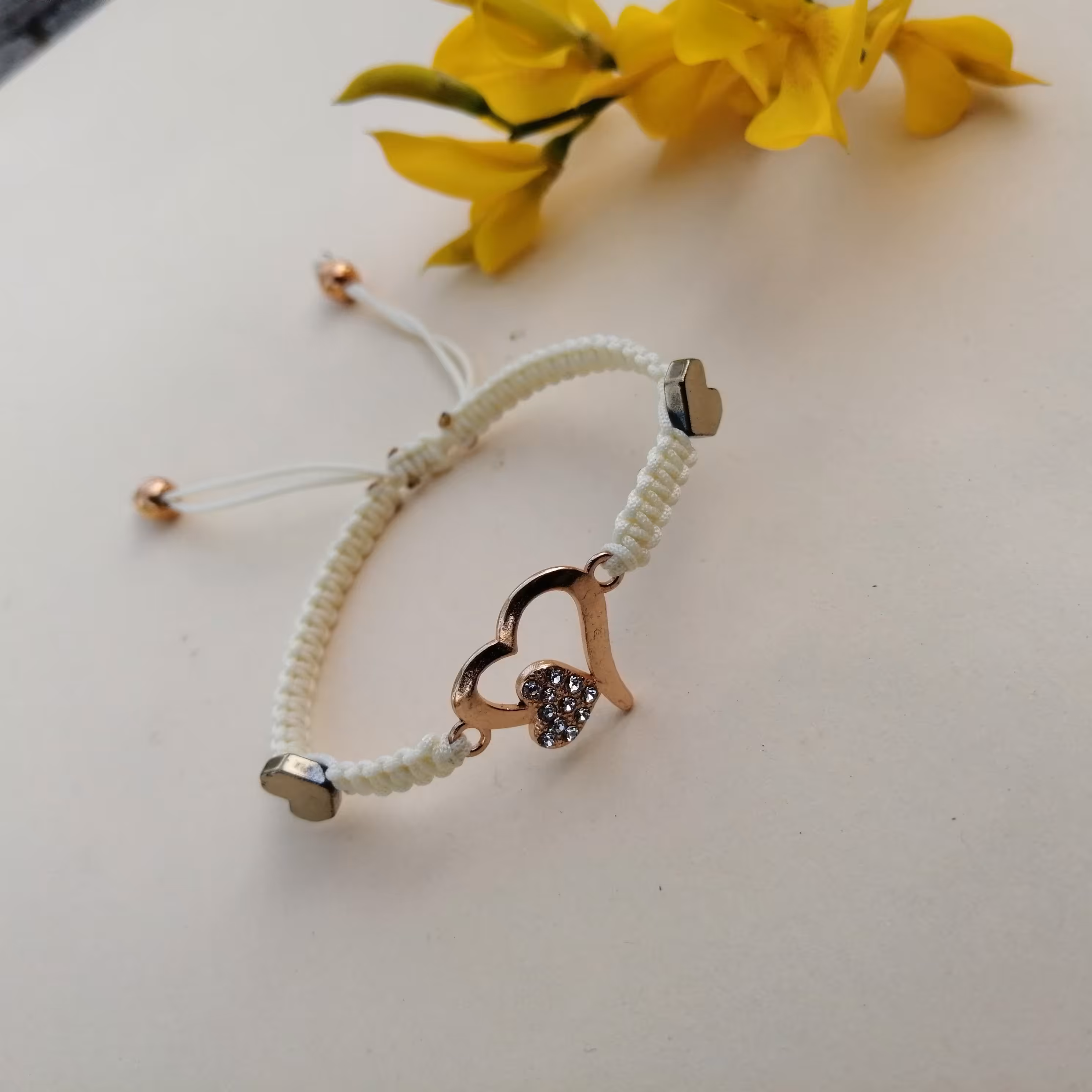 دستبند های جذاب نخی با طرح های متنوع