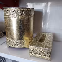 سطل ودستمال برنددیانا دردورنگ طلایی ونقره ای کیفیت فوق العاده بالا. محفظه داخلی پلاستیک فشرده. بدنه پیوتردرجه یک رنگ ثاب